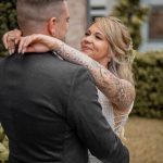 Brautpaar in weißer Hochzeitskleidung, emotionale Blicke, Hochzeitsfotograf